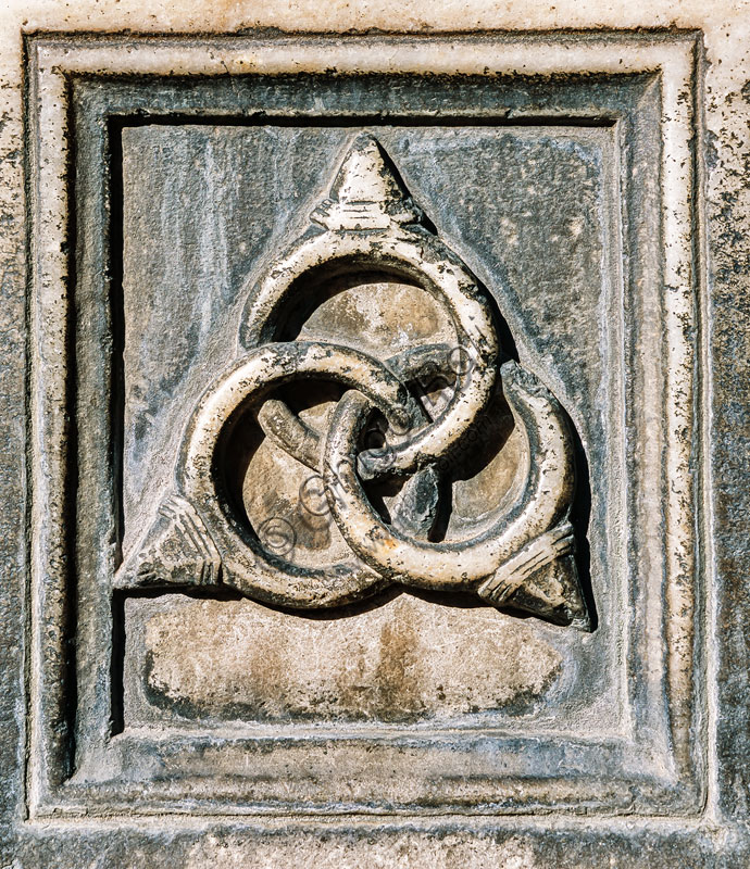  Sforza Castle: fountain of the Courtyard of the Rocchetta. Detail with the Borromean rings, a heraldic symbol that represents the alliance of the Borromeo with two other noble families, the Sforza and the Visconti.