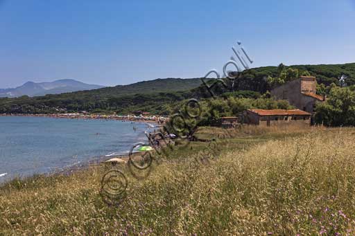 Golfo di Baratti: casolare nei pressi della Fonte di San Cerbone e la spiaggia.