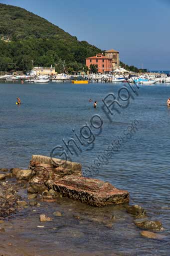 Golfo di Baratti: i forni etruschi trovati sulla spiaggia nei pressi della Chiesa di San Cerbone. Sullo sfondo, il porticciolo.