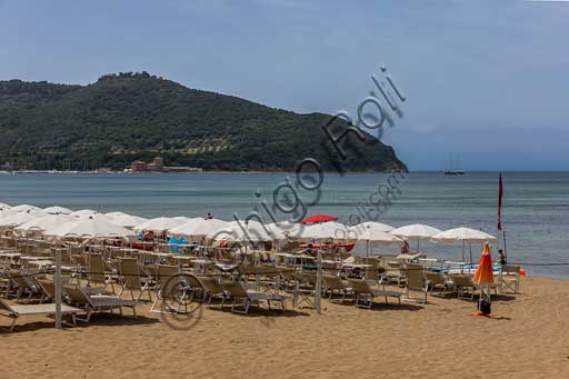 The Baratti Gulf: view of the small port and bathers in Summer.