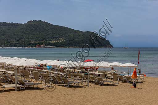 Golfo di Baratti: veduta del porticciolo e bagnanti in estate.