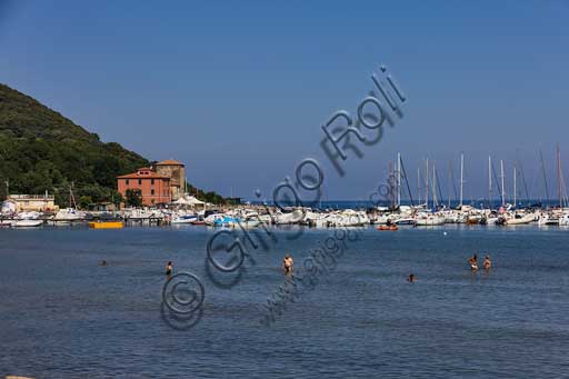 Golfo di Baratti: veduta del porticciolo e bagnanti in estate.