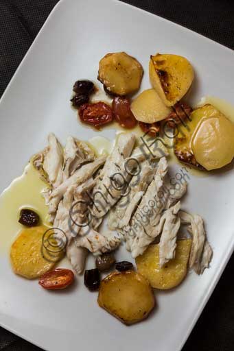 Venice, "Al Graspo de Ua" Restaurant: baked sea bass served with potatoes, tomatoes and olives.