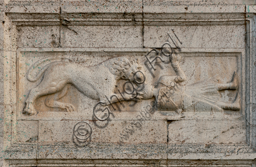 Spoleto, Chiesa di San Pietro, la facciata, caratterizzata da rilievi romanici (XII secolo). Uno dei cinque bassorilievi a sinistra del portale maggiore: "Guerriero attaccato da un leone".