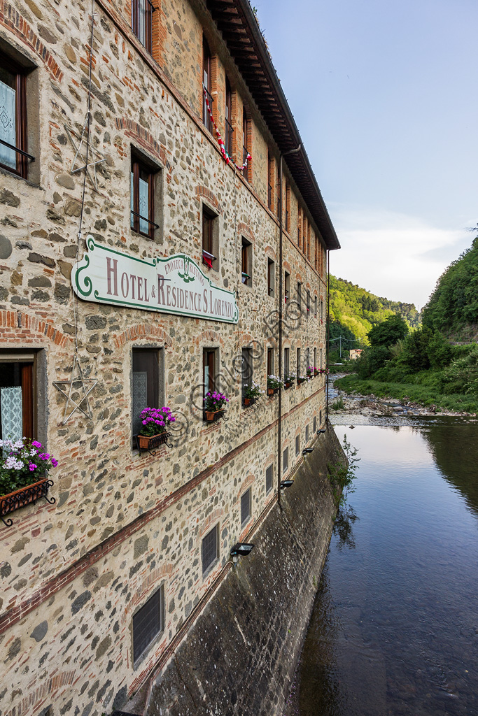 Hotel San Lorenzo: l'albergo è stato ricavato in una antica cartiera sul torrente Pescia.