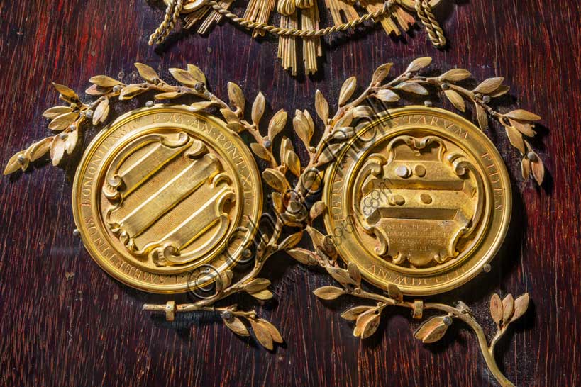 Museo Civico Archeologico di Bologna: medagliere da viaggio di Papa Benedetto XIV.Particolare con le insegne papali.