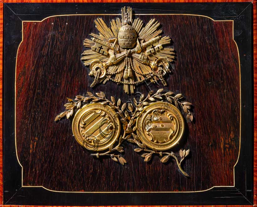 Museo Civico Archeologico di Bologna: medagliere da viaggio di Papa Benedetto XIV.Particolare con le insegne papali.