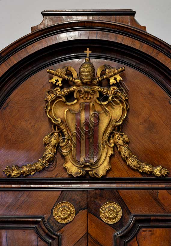 Museo Civico Archeologico di Bologna: mobile medagliere di Benedetto XIV (a ds della finestra).Particolare con le insegne papali.