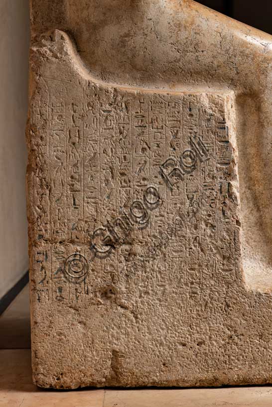 Museo Civico Archeologico di Bologna: statua acefala di Hapuseneb. Hapuseneb fu un funzionario importante alla corte della regina Hatshepsut (1479-1458 a.C.), ricoprendo il ruolo di visir e di primo profeta di Amon; di lui sono noti molti monumenti fra cui un cenotafio a Gebel el Silsila e la tomba a Tebe, da cui proviene probabilmente anche questa statua che lo mostra seduto su un seggio dal basso schienale e con i piedi in appoggio su un alto zoccolo.Particolare.Inventario EG 1822.