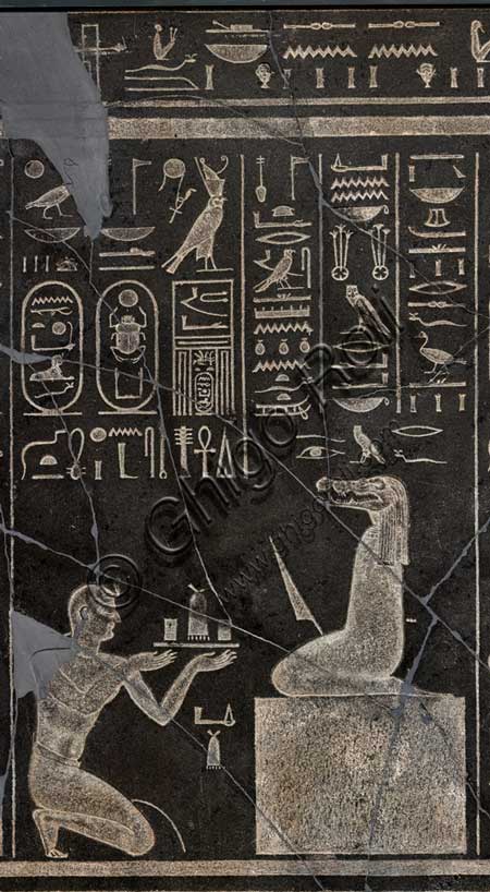 Museo Civico Archeologico di Bologna: rilievo di Nectanebo I nell'atto di compiere offerte a vari demoni. Dolerite (o scisto nero?), in origine collocato nel Tempio di Atum ad Heliopolis, XXX dinastia (regno di Nectanebo I, 380-362 a.C.), Epoca Tarda. Particolare.Inventario EG 1870.