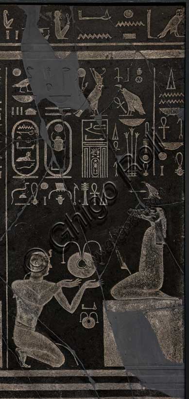 Museo Civico Archeologico di Bologna: rilievo di Nectanebo I nell'atto di compiere offerte a vari demoni. Diabase (o scisto nero?), in origine collocato nel Tempio di Atum ad Heliopolis, XXX dinastia (regno di Nectanebo I, 380-362 a.C.), Epoca Tarda. Particolare.Inventario EG 1870.