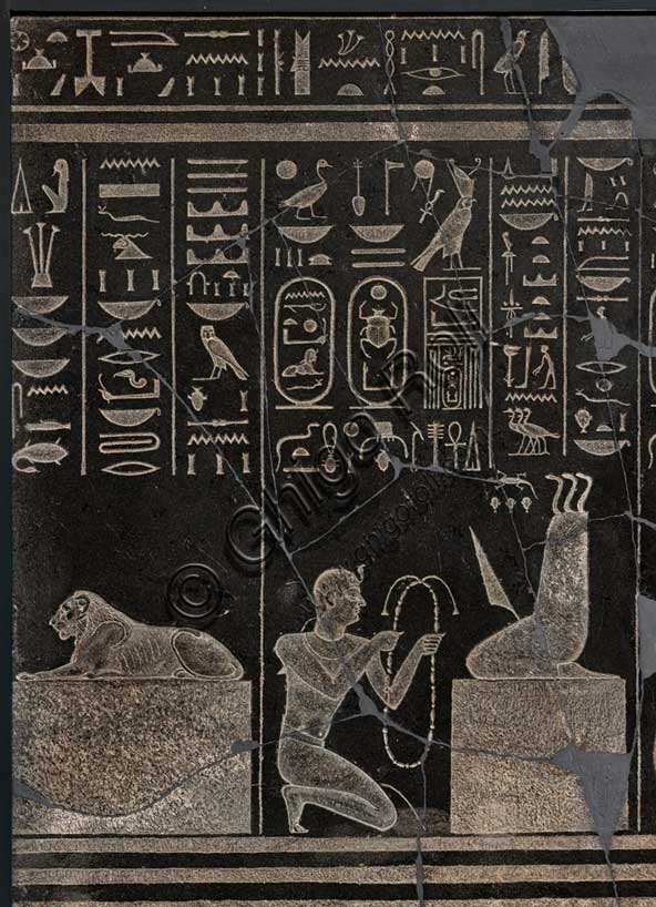 Museo Civico Archeologico di Bologna: rilievo di Nectanebo I nell'atto di compiere offerte a vari demoni. Diabase (o scisto nero?), in origine collocato nel Tempio di Atum ad Heliopolis, XXX dinastia (regno di Nectanebo I, 380-362 a.C.), Epoca Tarda. Particolare.Inventario EG 1870.