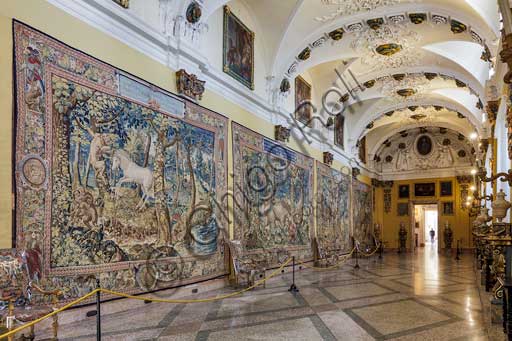 Isola Bella, Palazzo Borromeo: la Galleria degli Arazzi che espone grandi arazzi, tessuti in lana e seta con fili d'oro e d'argento, di realizzazione belga. Furono inviati  in dono nel 1787 dal cardinale Vitaliano VII Borromeo al nipote Gilberto V. Prima di quella data i preziosi arazzi potrebbero aver fatto parte della collezione del cardinale Mazzarino. L'ipotetica appartenenza al prela­to francese spiegherebbe anche la scelta dei sog­getti che illustrano allegoricamente il tema del “peccato” e quello della “re­denzione,” resa possibile dalla Grazia e dalla Provvidenza divina, e che rappresentano il "male" sotto forma di animali selvaggi o mitici come il liocorno, seguendo una simbologia suggerita da fonti anti­che e cristiane. 