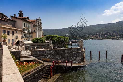 Isola Bella: scorcio del borgo con la sua chiesa e la darsena.