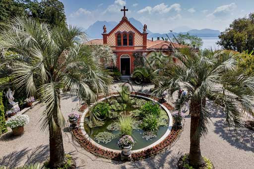 Isola Madre, Palazzo Borromeo: la cappella e scorcio del giardino con vasca delle ninfee e palme. 