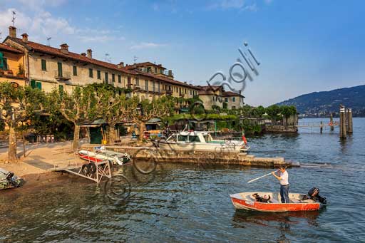   Isola Pescatori: view of the village and the  Easternlakefront.