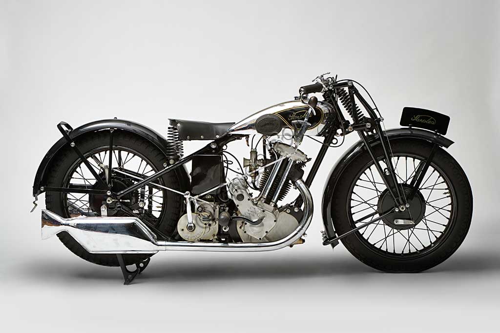 Moto d'epoca Sarolea B Supersport 350 Marca: Saroleamodello: B Supersport 350 nazione: Belgio - Herstalanno: 1935condizioni: restauratacilindrata: 348,8 cc. (alesaggio e corsa 75 x 79)motore: monocilindrico a valvole in testacambio: a quattro rapportiSono passati parecchi anni dalla "Kerry", la prima bicicletta a motore del 1903, costruita da Joseph Sarolea, fabbricante di armi, e questa Supersport è una delle moto più belle della produzione belga. Ha valvole in testa ad aste e bilancieri, doppio tubo di scarico, vanta telaio ribassato e forcella elastica.