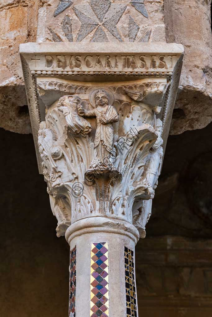 Monreale, Duomo, chiostro del monastero benedettino (XII secolo): il capitello W 8, faccia Est;  "L'allegoria della Carità".Iscrizione latina: "DEUS CARITAS EST".