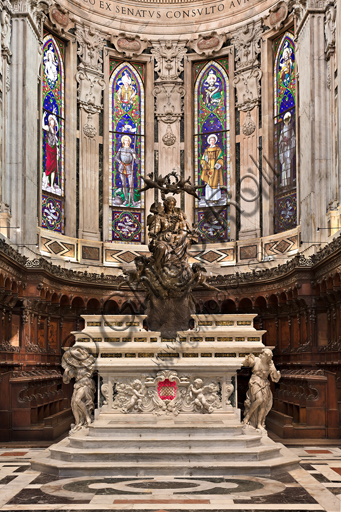 Genova, Duomo (Cattedrale di S. Lorenzo), interno, presbiterio: "L'altare maggiore con la statua Maria Regina di Genova", 1649 - 56. La statua è opera di Giovanni Battista Bianco. L'altare invece è di Daniele Solaro (fine XVII secolo).