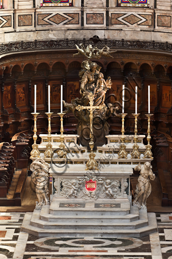 Genova, Duomo (Cattedrale di S. Lorenzo), interno, presbiterio: "L'altare maggiore con la statua Maria Regina di Genova", 1649 - 56. La statua è opera di Giovanni Battista Bianco. L'altare invece è di Daniele Solaro (fine XVII secolo).