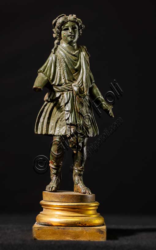 Museo Civico Archeologico di Bologna:Bronzetto con “Lar familiaris"  (Lare) in riposo. Inv. ROM 1058.