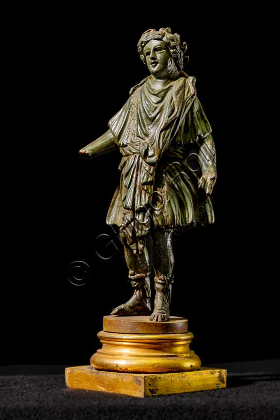 Museo Civico Archeologico di Bologna:Bronzetto con “Lar familiaris"  (Lare) in riposo. Inv. ROM 1058.