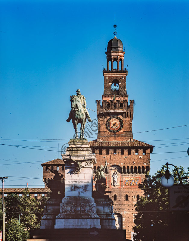 Largo Cairoli: monumento equestre a Giuseppe Garibaldi. Sullo sfondo, la torre,  di Antonio Averulino  detto il Filarete, del castello Sforzesco.