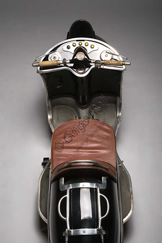 Moto d'epoca Bastert Einspurauto 175. Scooter.Marca: Gustav Bastert Werkemodello: Einspurauto 175nazione: Germania - Bielefeldanno: 1953condizioni: restauratocilindrata: 174,2 (alesaggio e corsa 58 x 66)motore: JLO monocilindrico a due tempicambio: in blocco a quattro rapporti con comando a pedaleMentre in Italia lo scooter si sviluppava e affermava come mezzo economico, leggero e agile, altrove si seguivano altre strade. Questo Einspurauto ("l'auto che lascia una traccia sola") tenta di emulare, almeno esteticamente, l'automobile. Grande, avvolgente, lussuoso e superaccessoriato (aveva persino le frecce laterali a braccetto mobile) costava molto e fu prodotto in appena 1200 esemplari.