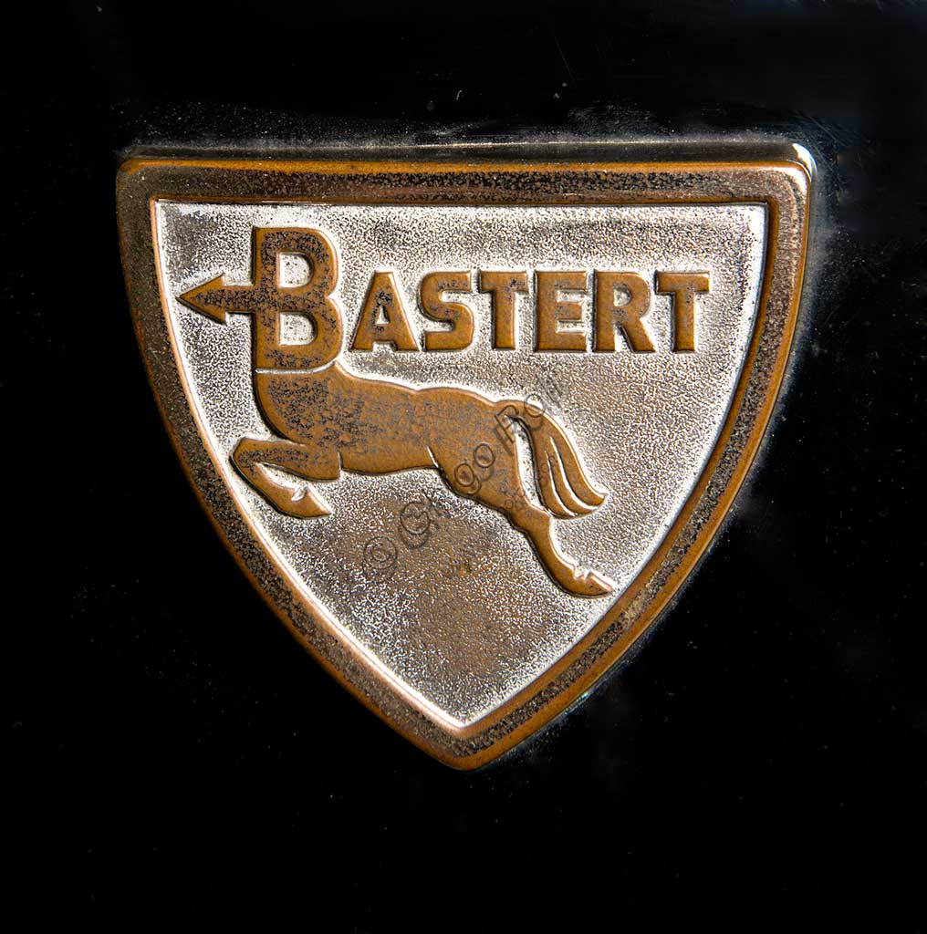 Moto d'epoca Bastert Einspurauto 175. Scooter. Marchio.Marca: Gustav Bastert Werkemodello: Einspurauto 175nazione: Germania - Bielefeldanno: 1953condizioni: restauratocilindrata: 174,2 (alesaggio e corsa 58 x 66)motore: JLO monocilindrico a due tempicambio: in blocco a quattro rapporti con comando a pedaleMentre in Italia lo scooter si sviluppava e affermava come mezzo economico, leggero e agile, altrove si seguivano altre strade. Questo Einspurauto ("l'auto che lascia una traccia sola") tenta di emulare, almeno esteticamente, l'automobile. Grande, avvolgente, lussuoso e superaccessoriato (aveva persino le frecce laterali a braccetto mobile) costava molto e fu prodotto in appena 1200 esemplari.