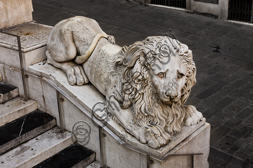 , Genoa, Duomo (St. Lawrence Cathedral), West side, the façade, stairs leading to the Cathedral: "Lion", statue by Carlo Rubatto (about 1845).