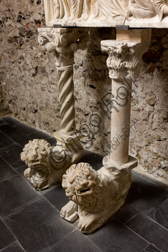 , Genova, the Diocesan Museum: the funeral monument of Cardinal Luca Fieschi, by the worskhop of Giovanni di Balduccio from Pisa, about 1336.Detail of two lions holding the columns.