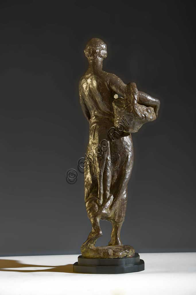 Assicoop - Unipol Collection: Giuseppe Graziosi (1879-1942), "The Greengrocer". Bronze statue, h cm 63.