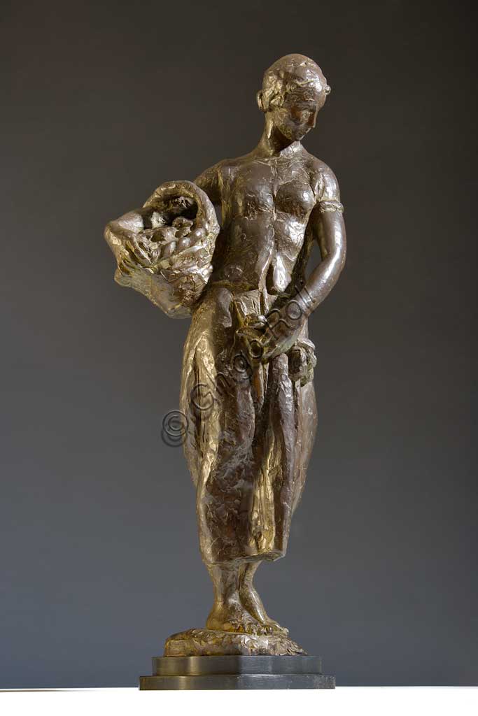 Assicoop - Unipol Collection: Giuseppe Graziosi (1879-1942), "The Greengrocer". Bronze statue, h cm 63.