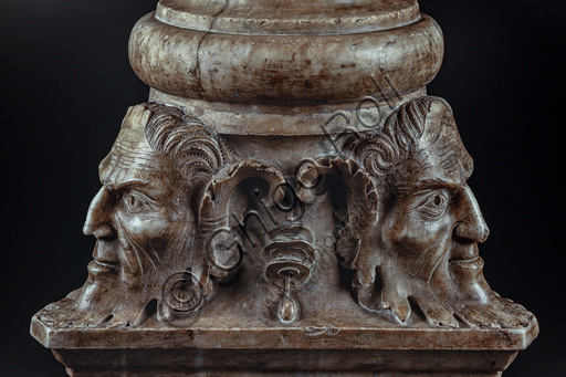 Libreria Piccolomini: basamento di scultore senese (1502) per “Le tre grazie”, gruppo scultoreo in marmo di origine romana. 
