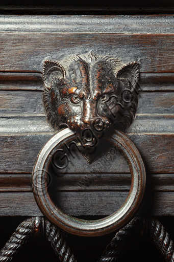 The Piccolomini Library: bronze door-knocker of the internal doorway with bronze gate by  Antonio di Giacomo Ormanni, known as Toniolo.
