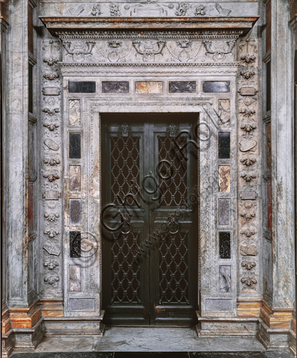 Libreria Piccolomini:  il portale marmoreo con doppia cancellata in bronzo di Antonio di Giacomo Ormanni, detto Toniolo del prospetto marmoreo  di Lorenzo di Mariano Fucci, detto il Marrina e Giovanni di Stefano, 1497-99.