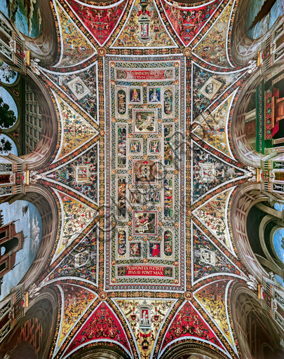Libreria Piccolomini: il soffitto, che è diviso in 21 campi circondati da un bordo in stucco a trompe l’oeil e separati da un fregio oro, venne realizzato da Bernardino di Betto, detto il Pinturicchio, con bottega.