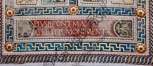 Libreria Piccolomini, il soffitto: Iscrizione dedicatoria sul lato breve di nord-ovest, affresco di Bernardino di Betto, detto il Pinturicchio.