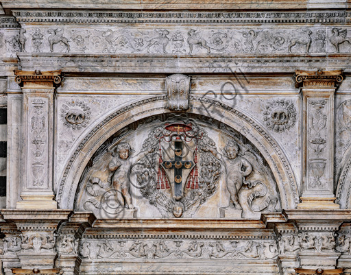 Piccolomini Library: the lunette with the coat of arms of the Piccolomini,  of  the marble façade by Lorenzo di Mariano Fucci, known as  Marrina e Giovanni di Stefano, 1497-99.