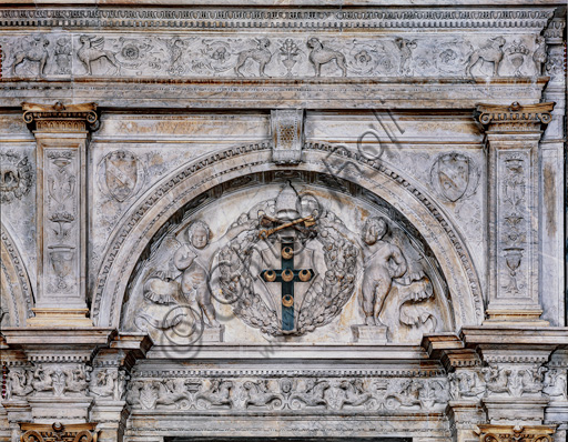 Piccolomini Library: the lunette with the coat of arms of the Piccolomini,  of  the marble façade by Lorenzo di Mariano Fucci, known as  Marrina e Giovanni di Stefano, 1497-99.