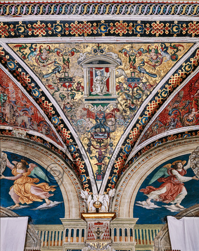 The Piccolomini Library, the vault: spandrel above the north-west wall, frescoes attributed to Girolamo del Pacchia, Giacomo Pacchiarotto and Littifredi Corbizi. The decoration is inspired by the Domus Aurea and the motif of the ancient grotesques. The general scheme of the vault is probably due to Bernardino di Betto, known as Pinturicchio. At the centre grisaille with allergy of a liberal art.