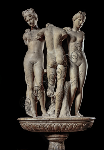 Libreria Piccolomini: “Le tre grazie”, gruppo scultoreo in marmo di origine romana. Veduta posteriore.