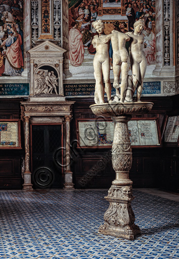 Libreria Piccolomini: “Le tre grazie”, gruppo scultoreo in marmo di origine romana.