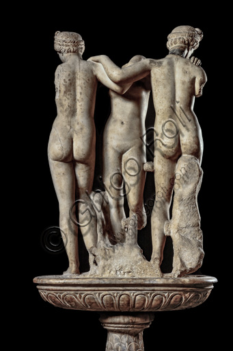 Libreria Piccolomini: “Le tre grazie”, gruppo scultoreo in marmo di origine romana. Veduta posteriore.