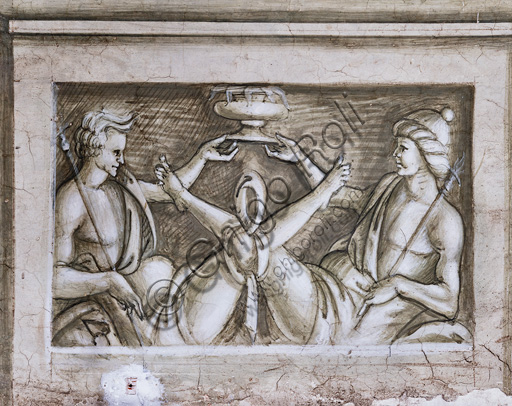 Libreria Piccolomini, parete sud-ovest: scena  con due figure maschili legate insieme che reggono una coppa, grisaille del basamento in corrispondenza del pilastro fra la nona e la decima storia.