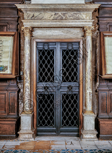 Libreria Piccolomini:  portale con cancellata in bronzo di Antonio di Giacomo Ormanni, detto Toniolo.