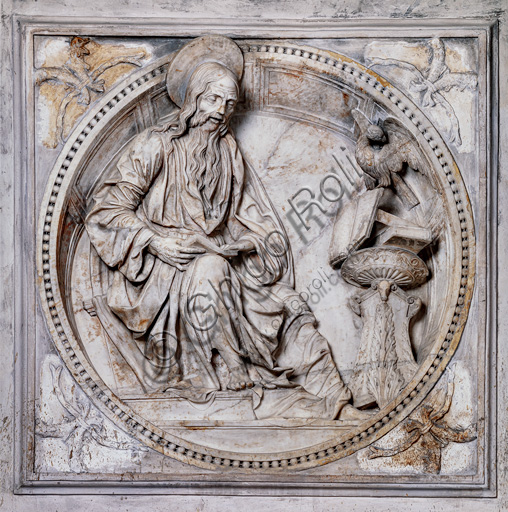 Libreria Piccolomini, prospetto marmoreo esterno della facciata: tondo con S. Giovanni Evangelista, di Giovanni di Stefano.