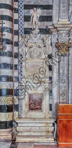 Libreria Piccolomini, prospetto marmoreo esterno della facciata: “Memoria sepolcrale di Bandino e Fermanico Bandini”, opera di scultori senesi del Cinquecento.