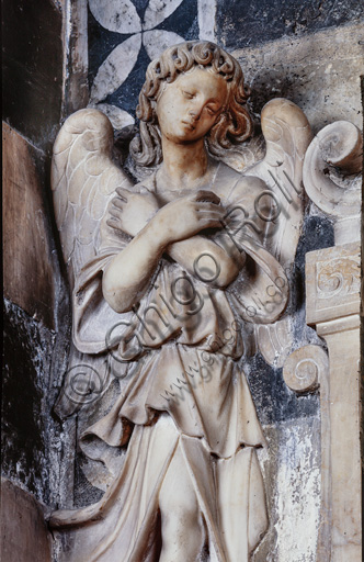 Libreria Piccolomini, prospetto marmoreo esterno della facciata: “Memoria sepolcrale di Bandino e Fermanico Bandini”, opera di scultori senesi del Cinquecento. Particolare dell’angelo di sinistra.