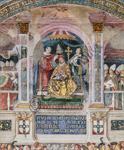 Libreria Piccolomini, registro superiore esterno: “Francesco Todeschini Piccolomini riceve il triregno”, particolare de l’ “Incoronazione di Pio III (8 ottobre 1503)”, affresco di Bernardino di Betto, detto il Pinturicchio.